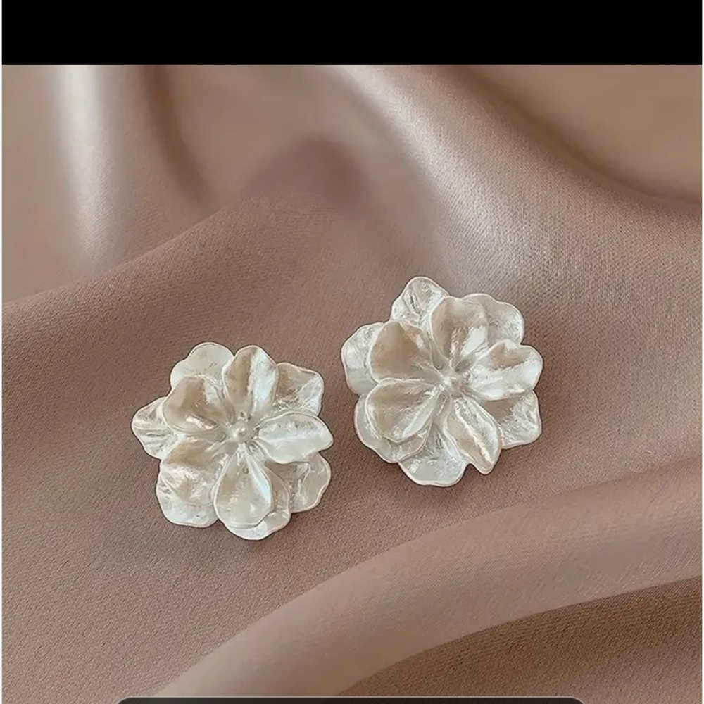 Elegant & Luxurious Camellia Flower Earrings